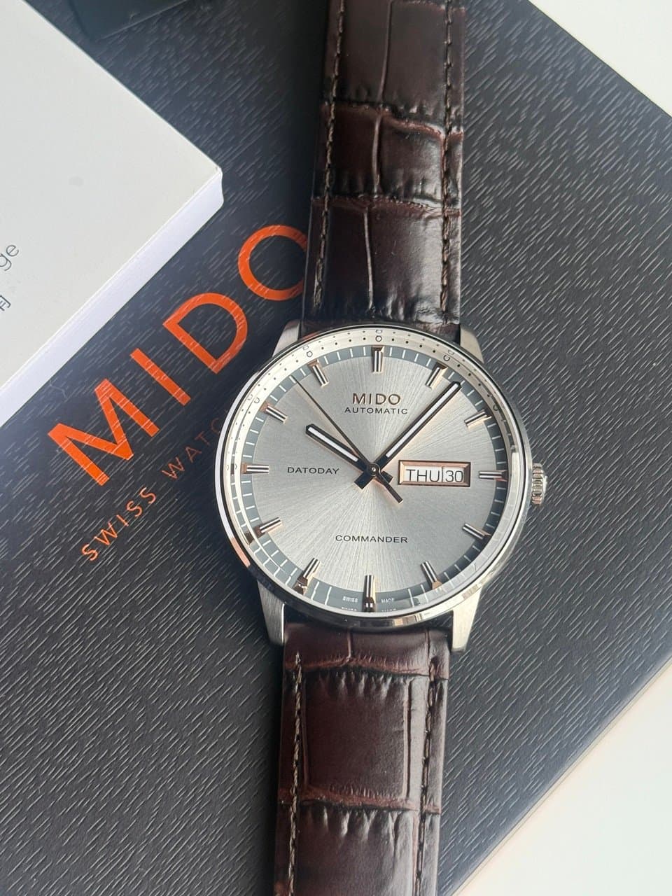 Mido COMMANDER! M016.430.16.031.80. ШИКАРНЫЙ СЕРЕБРИСТЫЙ ЦИФЕРБЛАТ С ЭФФЕКТОМ ПЕРЕЛИВАЮЩИХСЯ ЛУЧЕЙ SUNRAY, САПФИР, КОЖАНЫЙ РЕМЕШОК, 40mm. 3