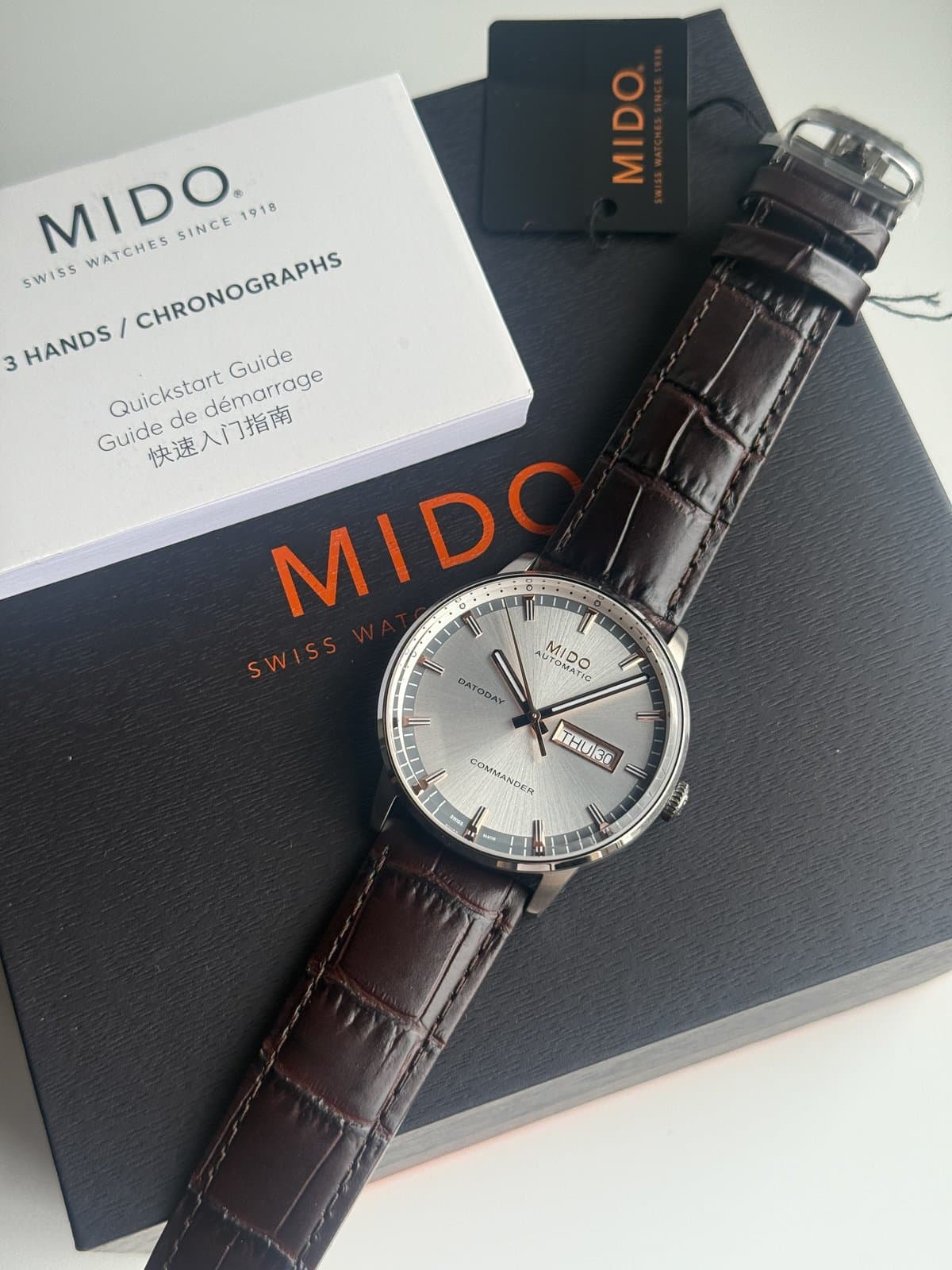 Mido COMMANDER! M016.430.16.031.80. ШИКАРНЫЙ СЕРЕБРИСТЫЙ ЦИФЕРБЛАТ С ЭФФЕКТОМ ПЕРЕЛИВАЮЩИХСЯ ЛУЧЕЙ SUNRAY, САПФИР, КОЖАНЫЙ РЕМЕШОК, 40mm.