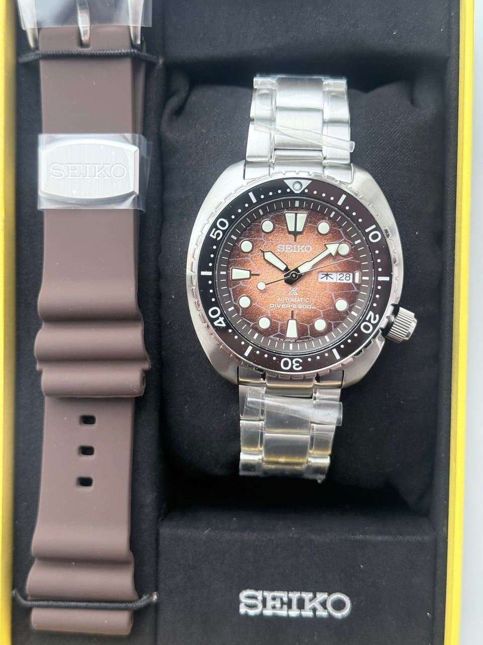 Seiko U.S. SPECIAL EDITION PROSPEX KING TURTLE SRPH55 СПЕЦИАЛЬНОЕ ИЗДАНИЕ ДЛЯ АМЕРИКАНСКОГО РЫНКА, КОРИЧНЕВЫЙ ЦИФЕРБЛАТ В СТИЛЕ ПАНЦИРЯ ЧЕРЕПАШКИ, ДЕНЬ НЕДЕЛИ НА ЯПОНСКОМ, MADE IN JAPAN 3