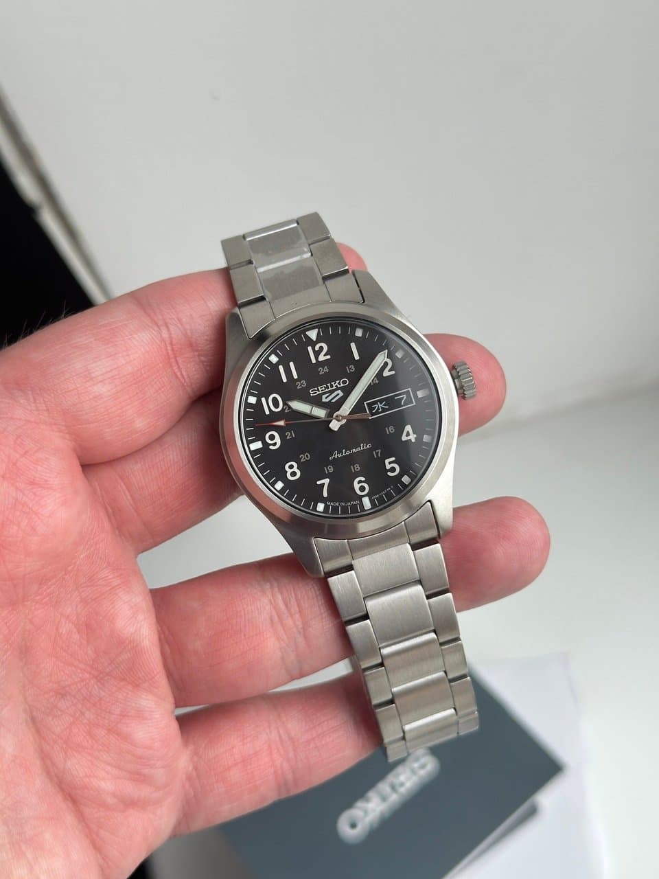 Seiko 5 SPORTS JDM SBSA111 FIELD MILITARY BLACK, КЛАССНЫЕ ФИЛДЫ С АРАБСКИМИ ЦИФРАМИ, ЧЁРНЫЙ ЦИФЕРБЛАТ, БРАСЛЕТ, РЕДКИЙ ЭКЗЕМПЛЯР, ВНУТРИЯПОНСКИЙ РЫНОК, ЯПОНСКАЯ СБОРКА. 5