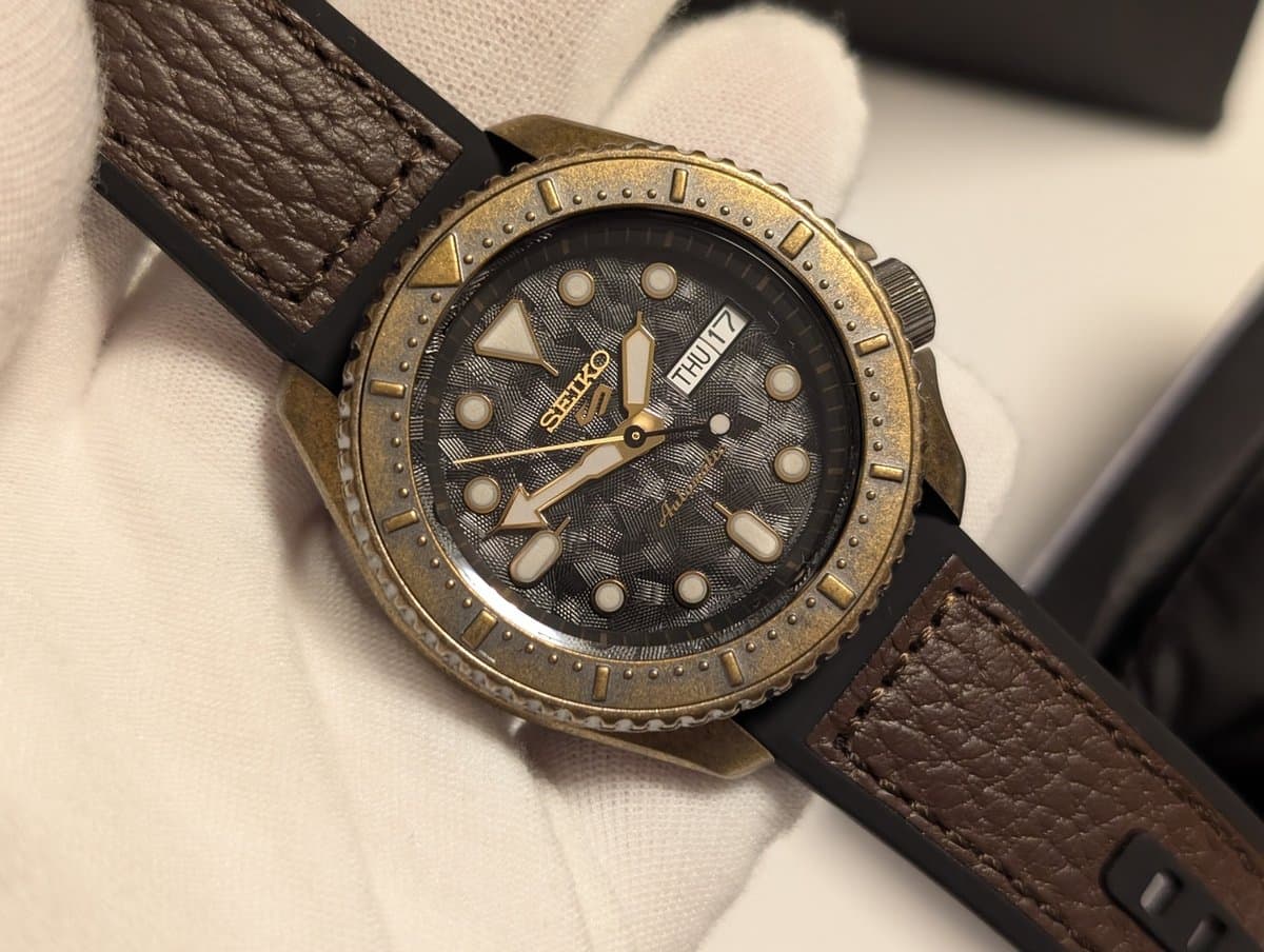 Seiko 5 SPORTS SRРЕ80К1 фактурный циферблат, коричневый комбинированный ремешок, корпус бронзового цвета 42мм (МУЖСКИЕ) 3
