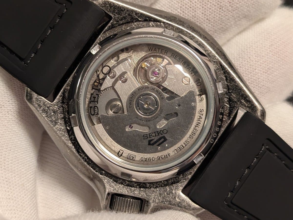 Seiko 5 SPORTS SRPE79K1 фактурный циферблат, чёрный комбинированный ремешок, корпус с эффектом состаривания 42мм (МУЖСКИЕ) 4