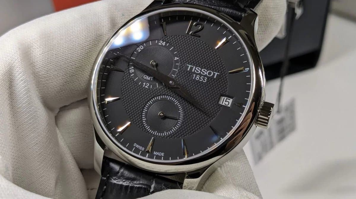 Tissot T063.639.16.057.00 TRADITION GMT чёрный фактурный циферблат, чёрный кожаный ремешок, корпус 42мм (МУЖСКИЕ)