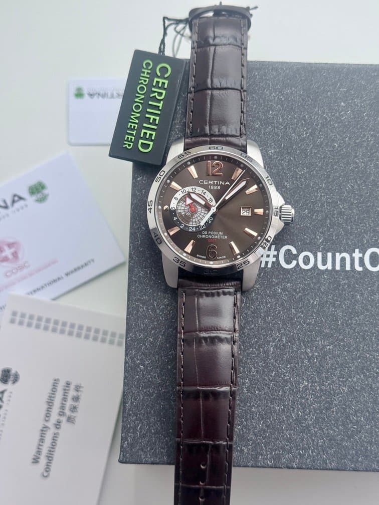 Certina DS PODIUM GMT CHOCOLATE! C034.455.16.087.01. ШИКАРНЫЙ КЛАССИЧЕСКИЙ ТРЁХСТРЕЛОЧНИК НА КОЖЕ С КОРИЧНЕВЫМ ЦИФЕРБЛАТОМ. САПФИРОВОЕ СТЕКЛО. КВАРЦ. C.O.S.C — СЕРТИФИЦИРОВАННЫЙ ХРОНОМЕТР. 6