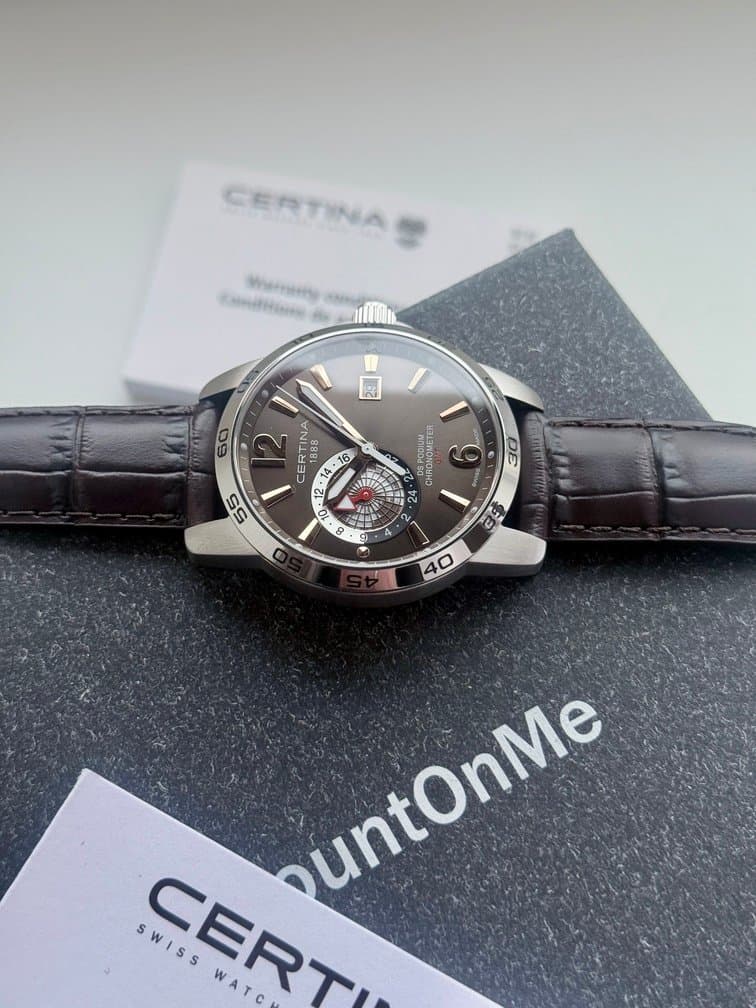 Certina DS PODIUM GMT CHOCOLATE! C034.455.16.087.01. ШИКАРНЫЙ КЛАССИЧЕСКИЙ ТРЁХСТРЕЛОЧНИК НА КОЖЕ С КОРИЧНЕВЫМ ЦИФЕРБЛАТОМ. САПФИРОВОЕ СТЕКЛО. КВАРЦ. C.O.S.C — СЕРТИФИЦИРОВАННЫЙ ХРОНОМЕТР. 7