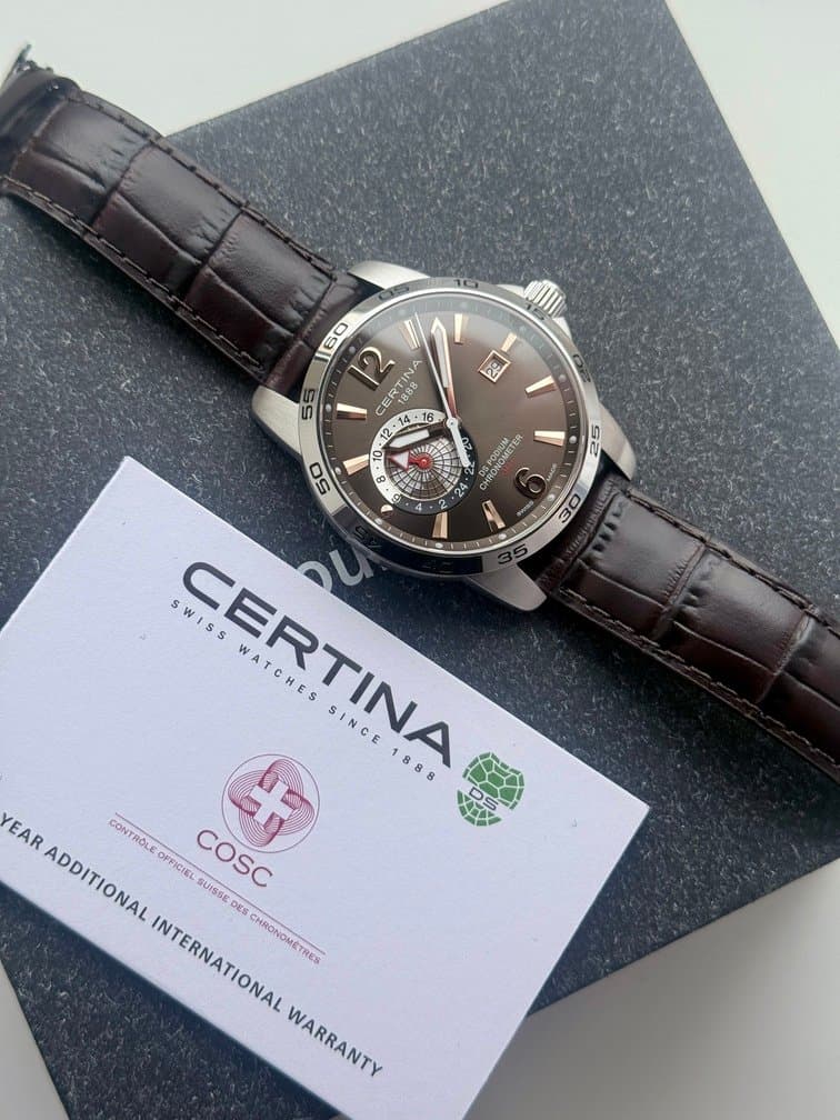 Certina DS PODIUM GMT CHOCOLATE! C034.455.16.087.01. ШИКАРНЫЙ КЛАССИЧЕСКИЙ ТРЁХСТРЕЛОЧНИК НА КОЖЕ С КОРИЧНЕВЫМ ЦИФЕРБЛАТОМ. САПФИРОВОЕ СТЕКЛО. КВАРЦ. C.O.S.C — СЕРТИФИЦИРОВАННЫЙ ХРОНОМЕТР. 4