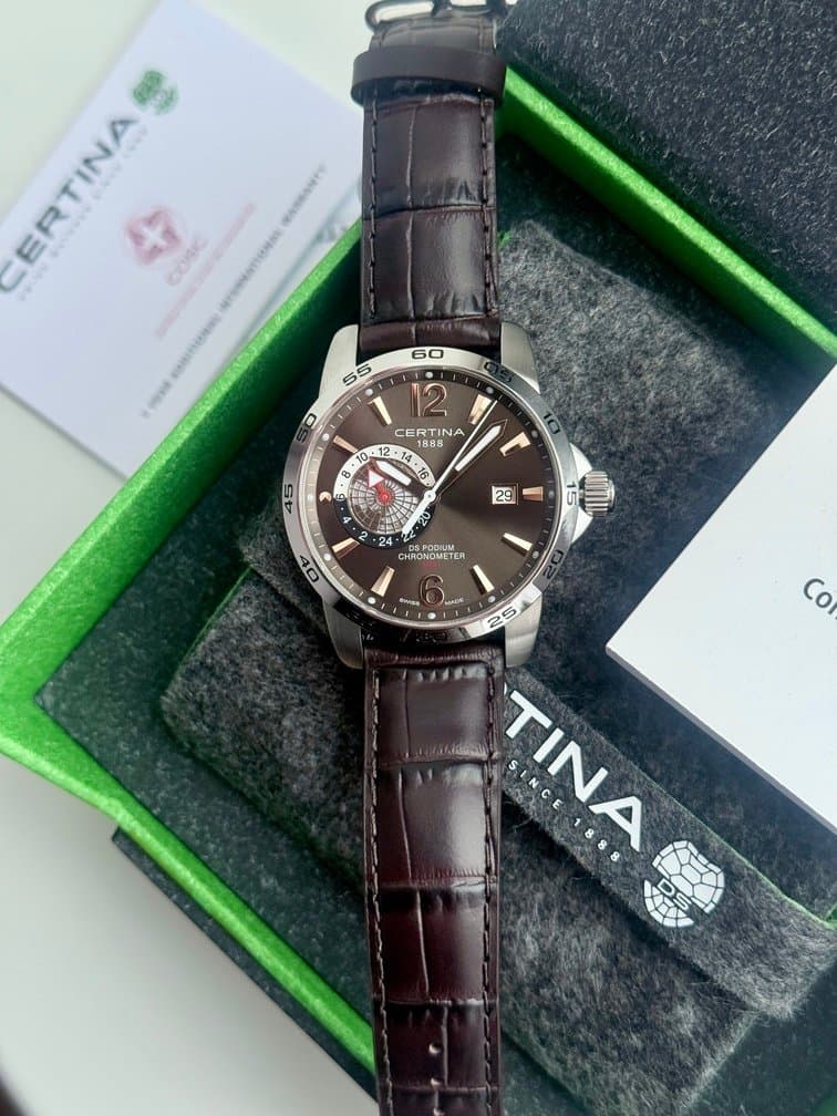 Certina DS PODIUM GMT CHOCOLATE! C034.455.16.087.01. ШИКАРНЫЙ КЛАССИЧЕСКИЙ ТРЁХСТРЕЛОЧНИК НА КОЖЕ С КОРИЧНЕВЫМ ЦИФЕРБЛАТОМ. САПФИРОВОЕ СТЕКЛО. КВАРЦ. C.O.S.C — СЕРТИФИЦИРОВАННЫЙ ХРОНОМЕТР. 3