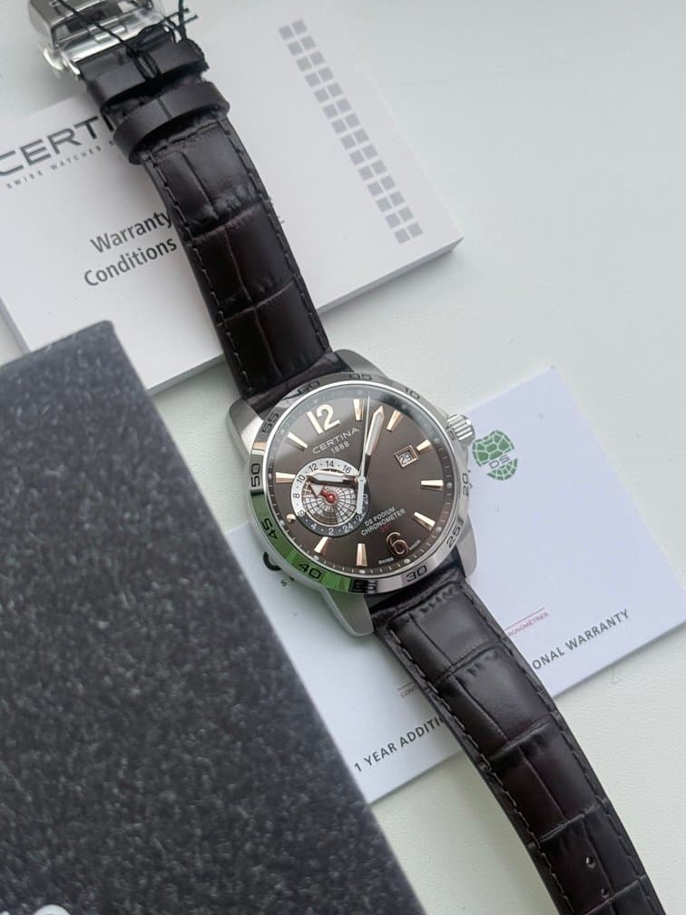 Certina DS PODIUM GMT CHOCOLATE! C034.455.16.087.01. ШИКАРНЫЙ КЛАССИЧЕСКИЙ ТРЁХСТРЕЛОЧНИК НА КОЖЕ С КОРИЧНЕВЫМ ЦИФЕРБЛАТОМ. САПФИРОВОЕ СТЕКЛО. КВАРЦ. C.O.S.C — СЕРТИФИЦИРОВАННЫЙ ХРОНОМЕТР. 5