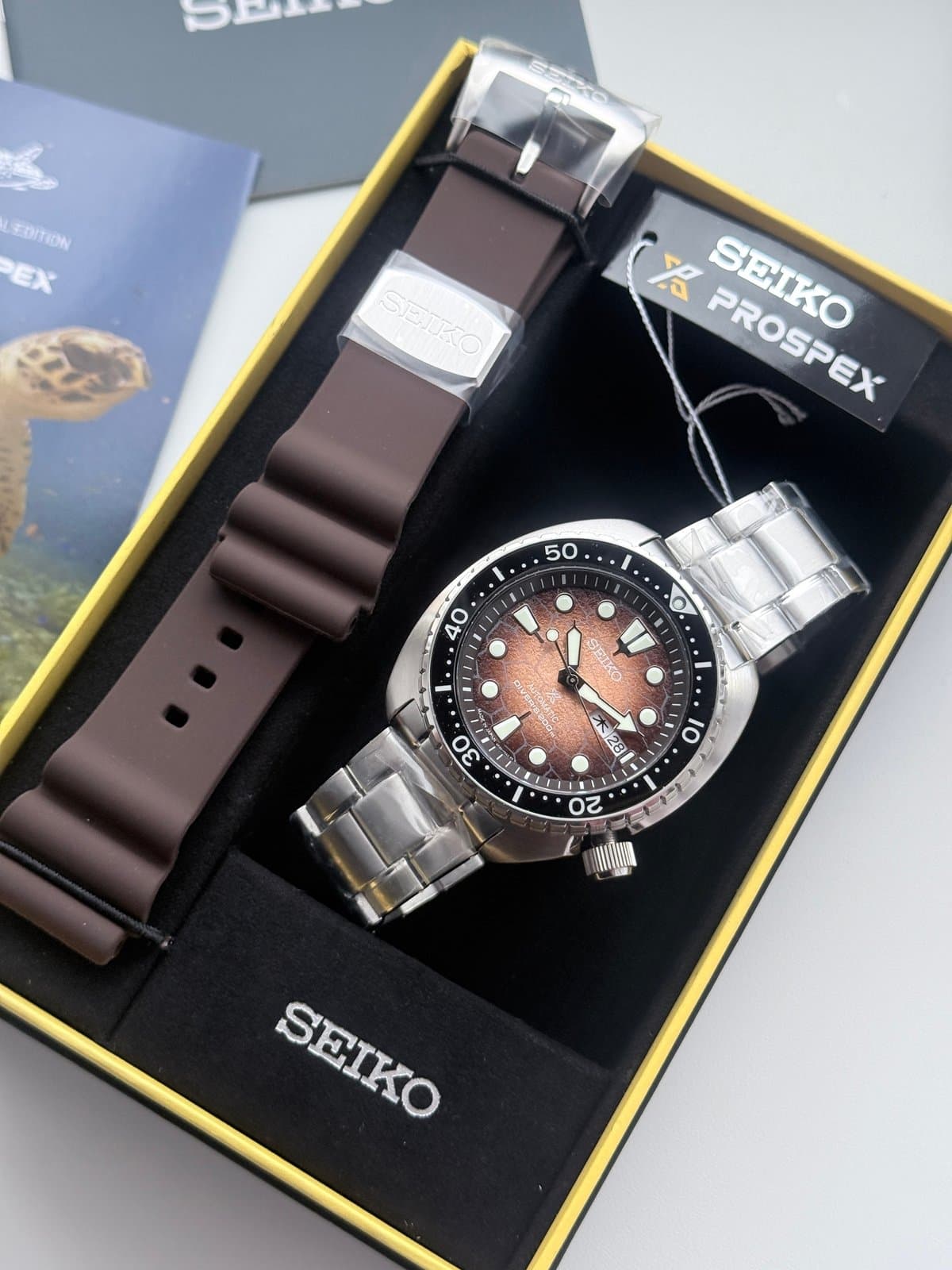 Seiko U.S. SPECIAL EDITION PROSPEX KING TURTLE SRPH55 СПЕЦИАЛЬНОЕ ИЗДАНИЕ ДЛЯ АМЕРИКАНСКОГО РЫНКА, КОРИЧНЕВЫЙ ЦИФЕРБЛАТ В СТИЛЕ ПАНЦИРЯ ЧЕРЕПАШКИ, ДЕНЬ НЕДЕЛИ НА ЯПОНСКОМ, MADE IN JAPAN